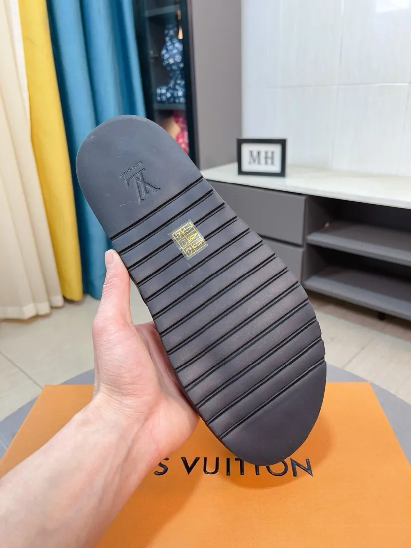 Men's shoes 💰360🌹🌹 (lv-Louis Vuitton) new men's sandals, high-end boutique, exquisite embossed logo decoration on the upper, fine workmanship, super soft soles, casual, loose and comfortable, a must-have in summer! \nsize：38-44